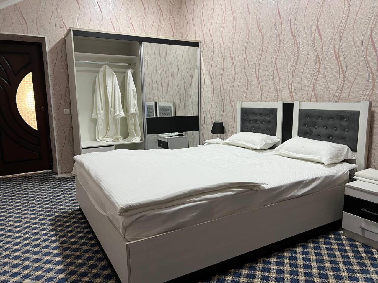 Orom Hotel Fergana Bagian luar foto