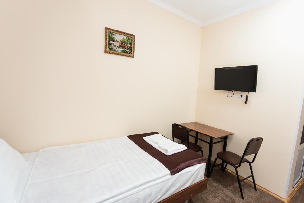 Orom Hotel Fergana Bagian luar foto